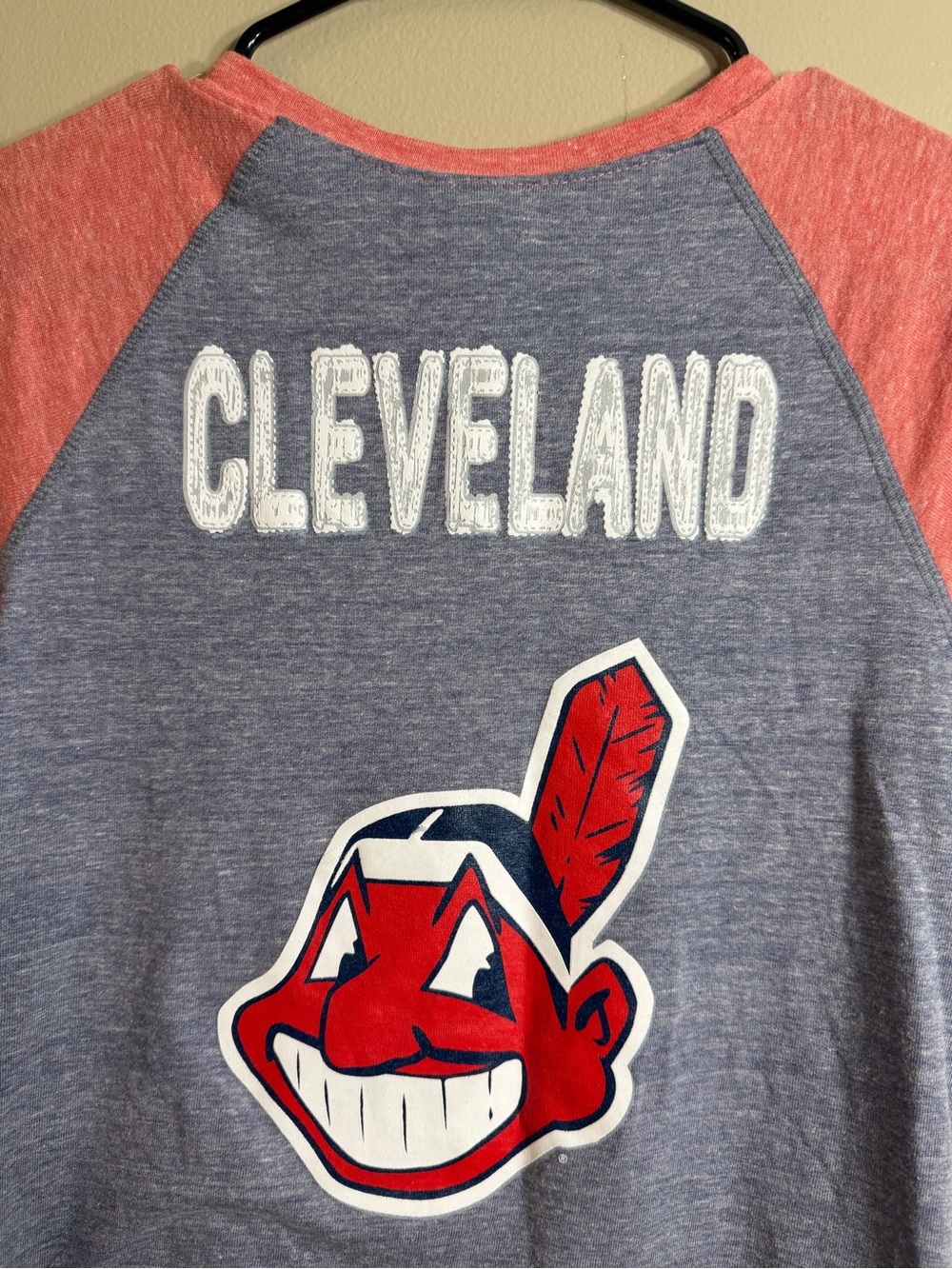 5th & Ocean Vintage Cleveland Indians MLB V-Neck Raglan Graphic Tee Large - Picture 5 of 5